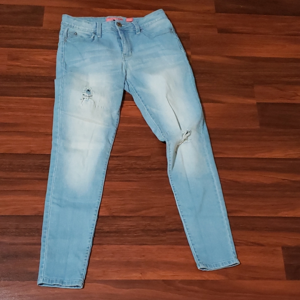 Cute distressed skinny Jean's ymi mid rise